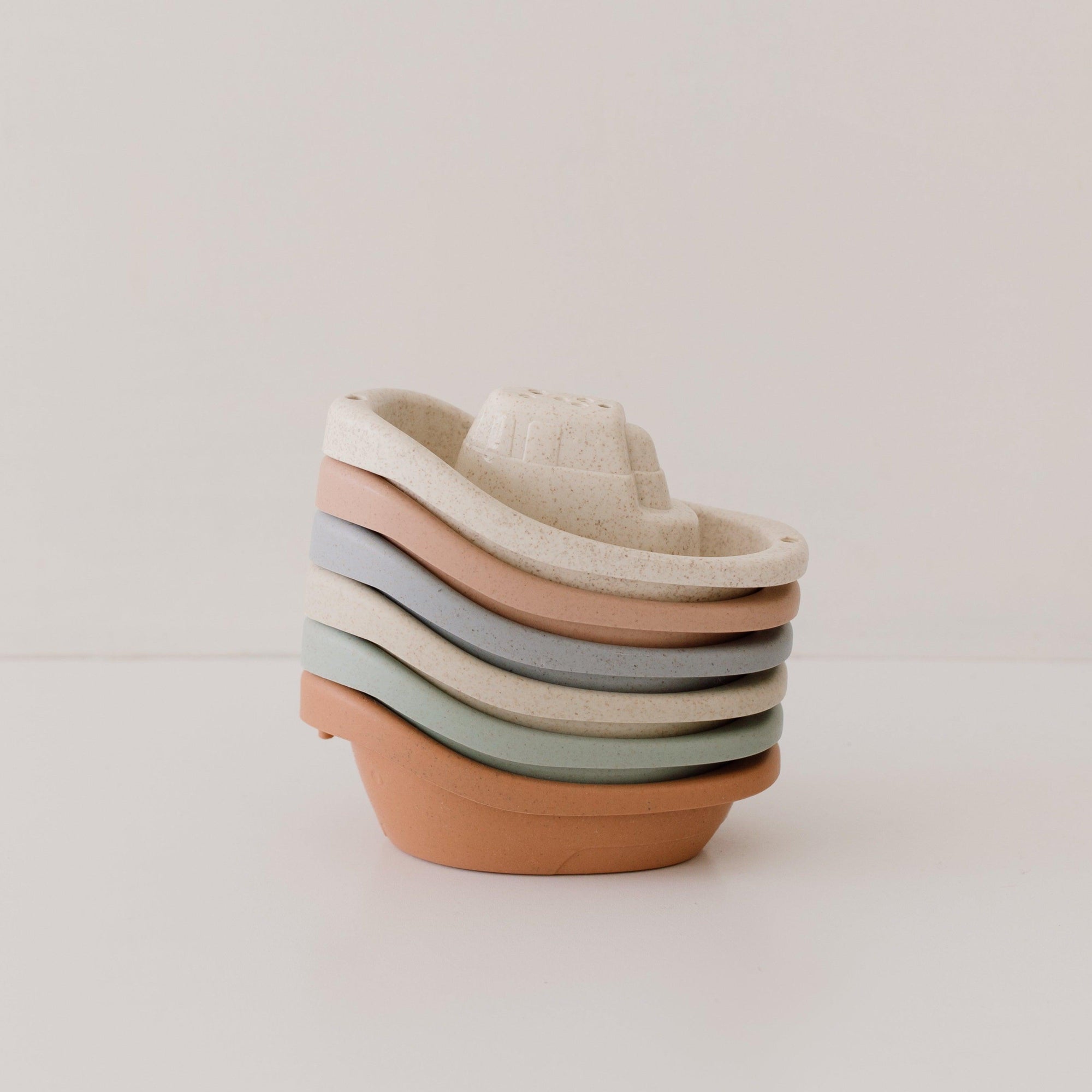Bath time just got a whole lot cuter with these sweet little boat sets. Made from our popular biodegradable wheat straw, this sturdy design is practical, fun and environmentally friendly. 