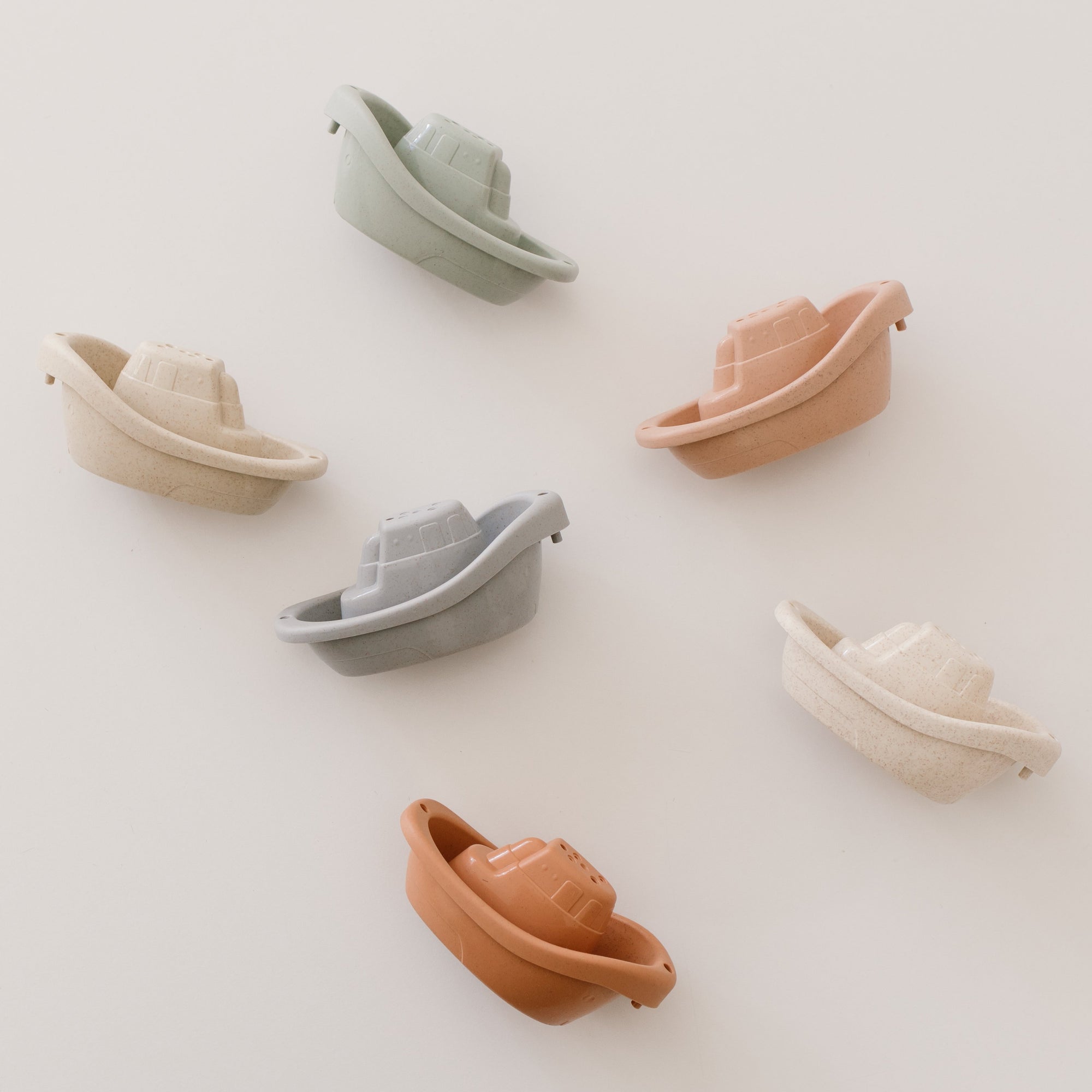 Bath time just got a whole lot cuter with these sweet little boat sets. Made from our popular biodegradable wheat straw, this sturdy design is practical, fun and environmentally friendly. 